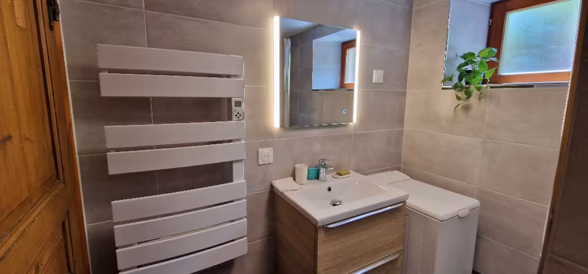 Salle de bain avec douche